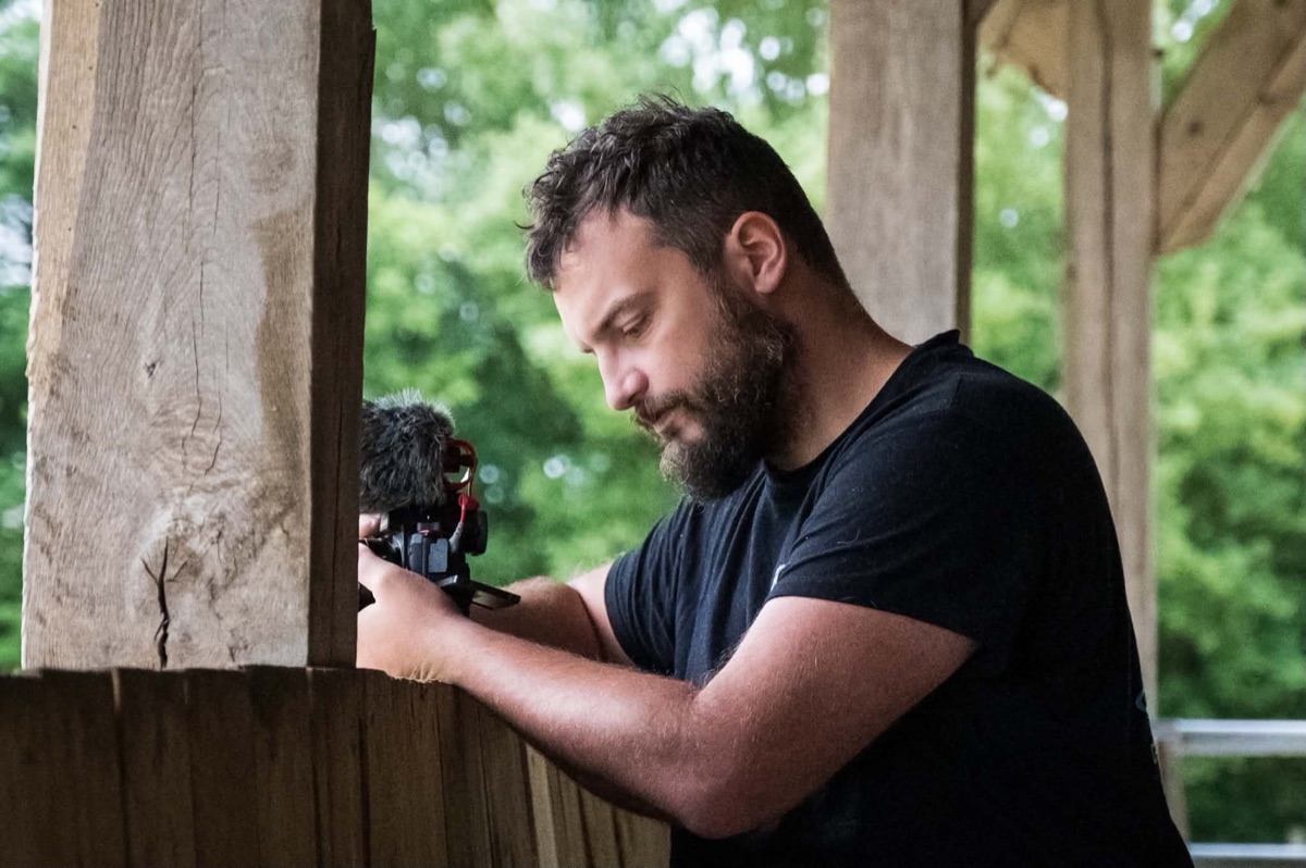 Kevin Romeuf en tournage, caméra et micro en main