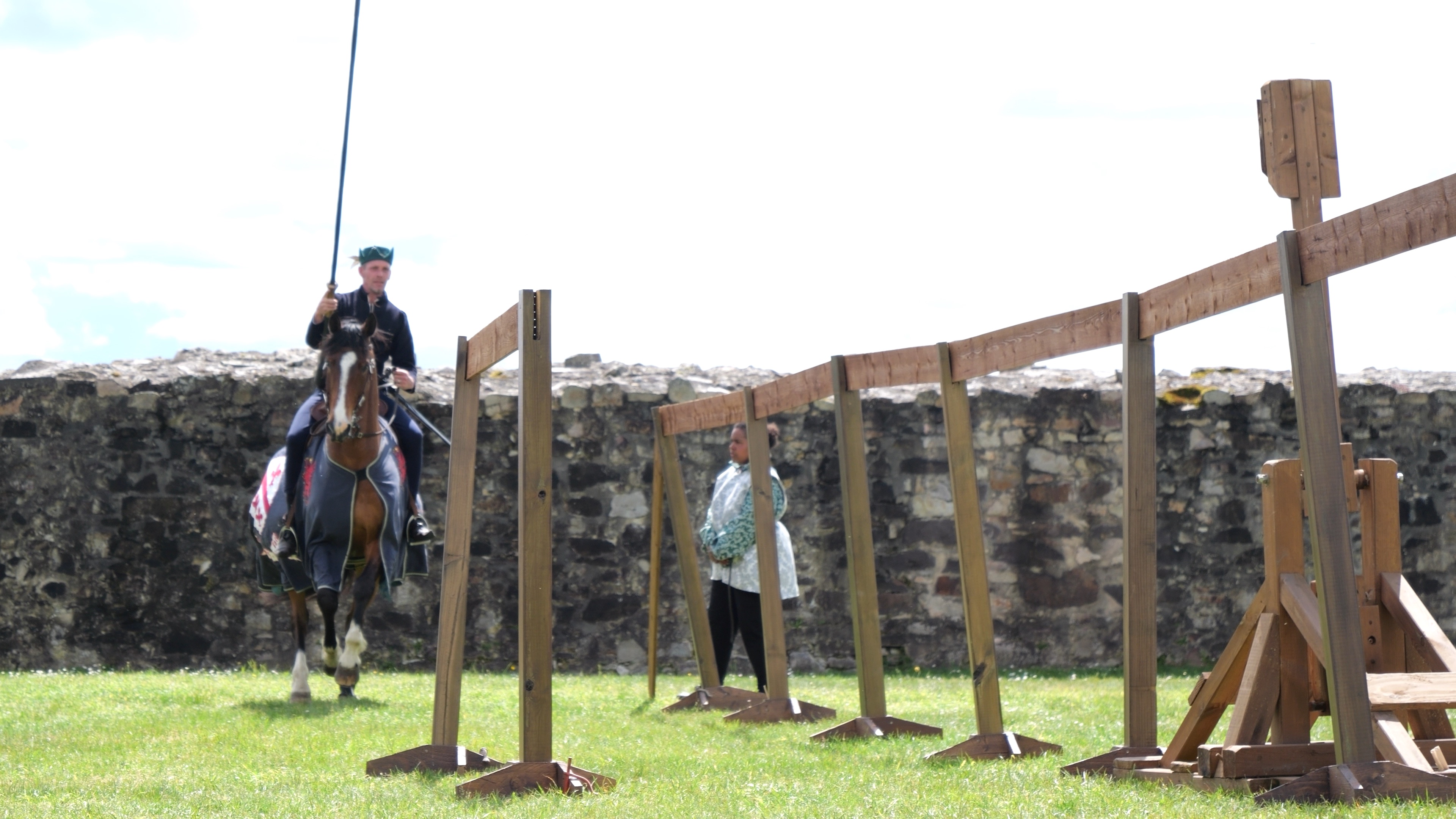 Joute à cheval devant un château, Sainte-Suzanne